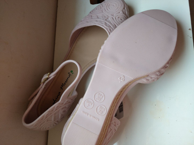 sandalia anabela de plastico