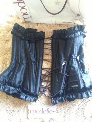 Corselet Modelle com 12 barbatanas de aço, zíper frontal e babados