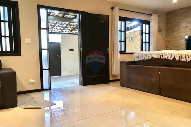 Casa triplex em São Gonçalo com 5 quartos e piscina.