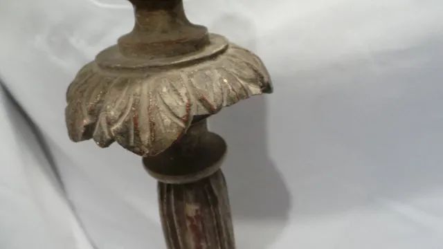 Abajur antigo em madeira nobre entalhado formato tocheiro sacro lindo dos anos 60 - Foto 6