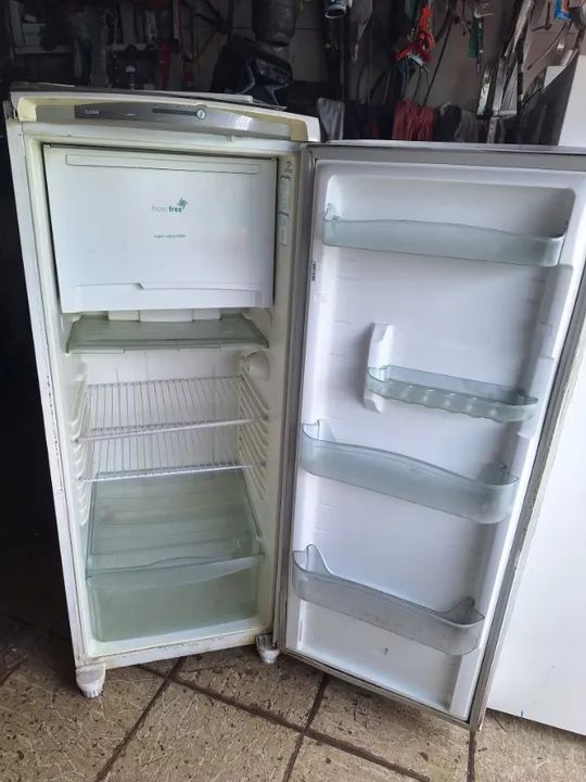 geladeira fosfree  gelando bem 500 R$ ligue wzp * sr antonio - Foto 4