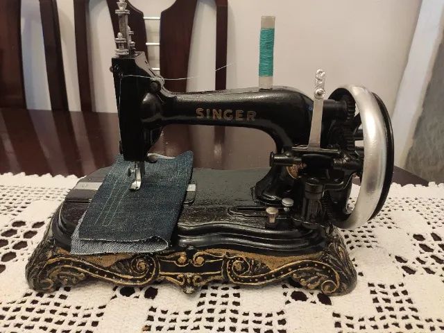 Maquina de Costura muito Antiga a Manivela com base de ferro, modelo pata de leão, 