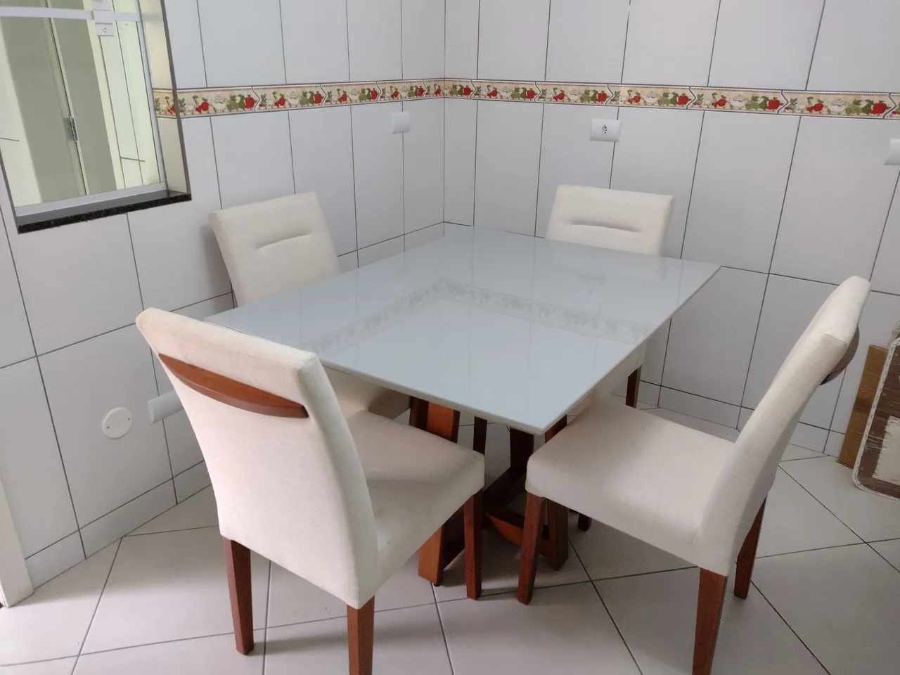 Mesa de jantar com 4 cadeiras madeira com lâmina de vidro