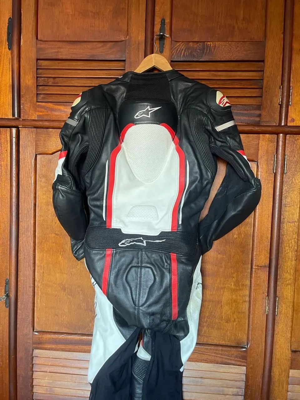 Macacão de Couro Alpinestars Tamanho 52 + luvas Alpinestar  - Foto 2