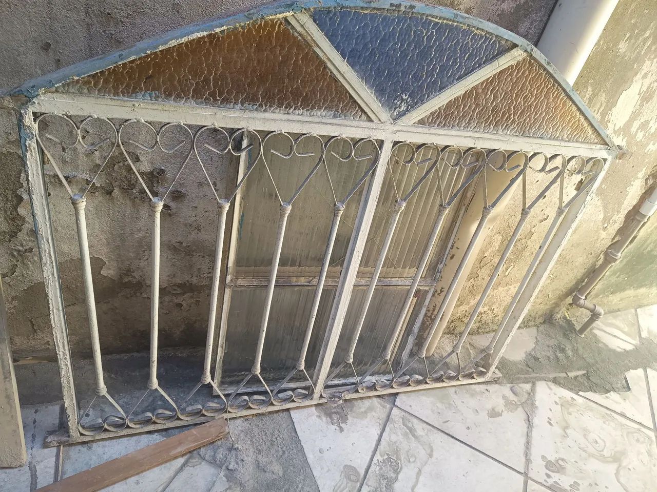 Janela de Ferro com Grade e com os vidros 