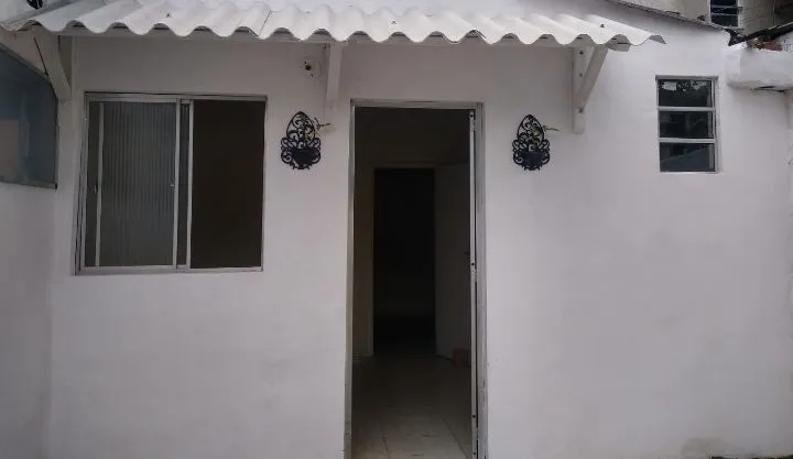 Alugo casa de 1 quarto em Piabetá,,inicio da rua J perto de todos os comércio.