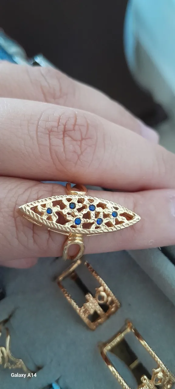 Anel SEMI JOIA com zirconias azuis