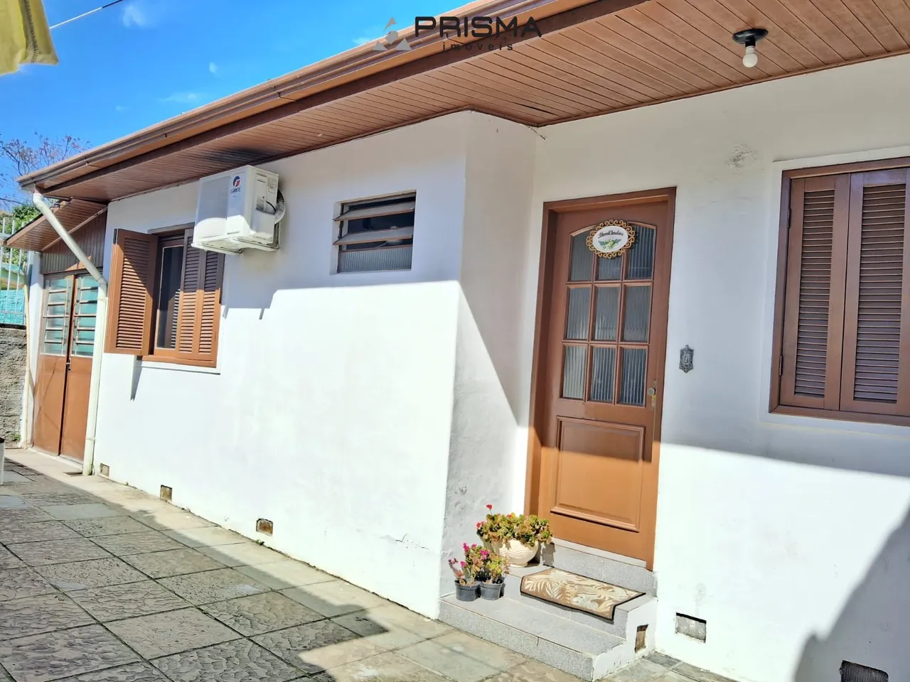 Casa de 2 dormitórios e vaga de garagem no bairro Itararé em Santa Maria