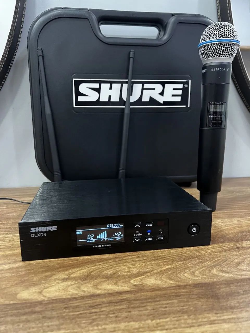 SHURE QLXD4 WIRELESS MICROPHONE WITH BETA 58A