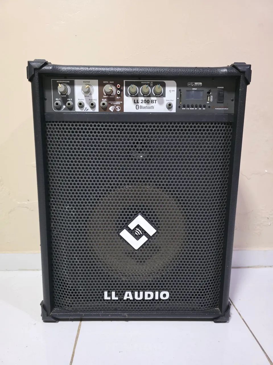 Vendo caixa de som com 2 microfones 