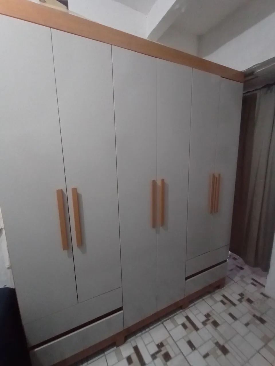Guarda-Roupa Moderno com Design Elegante