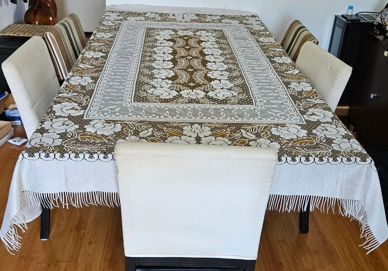 Toalha de mesa elegante e toda trabalhada marrom e branca