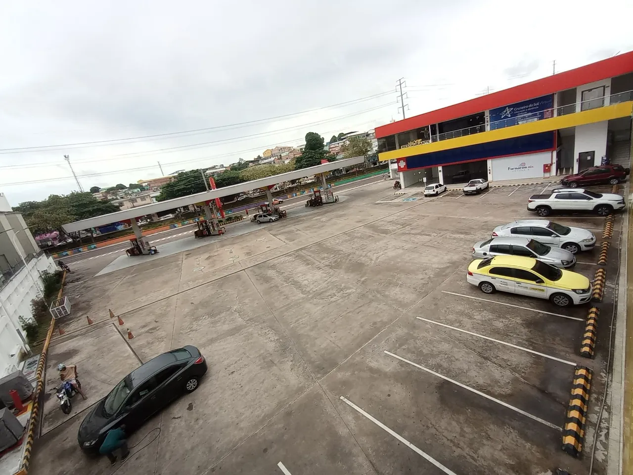 //Lojas comerciais na Avenida Brasil