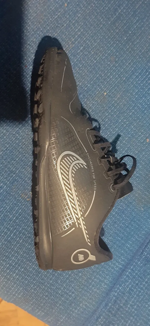 Chuteira Nike Preta - Design e Conforto