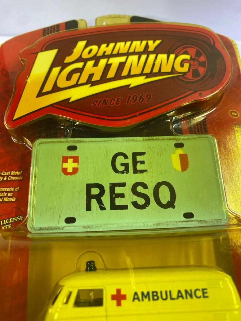 Johnny Lightning Kombi Ambulância com placa - Foto 3