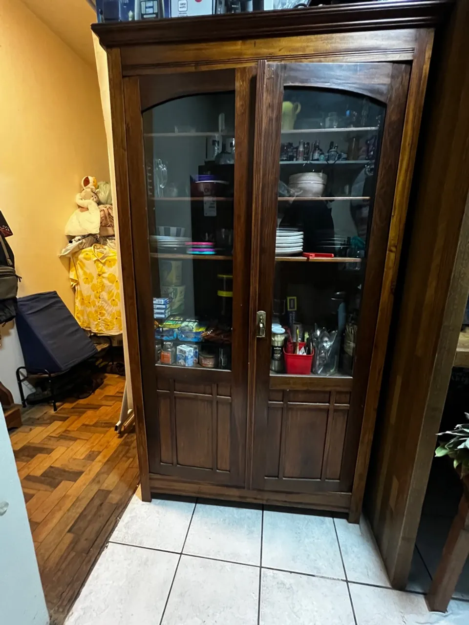 Cristaleira com portas de vidro