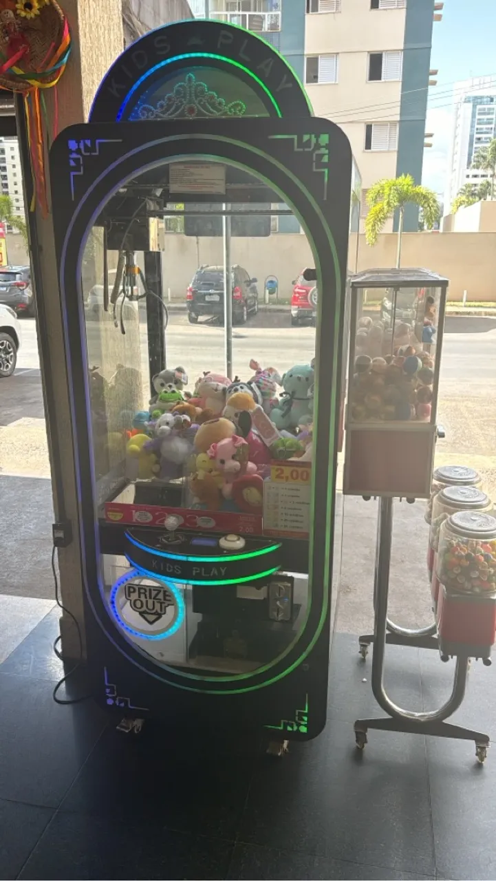 Máquina de pegar bichinhos de pelúcia - Kids Play