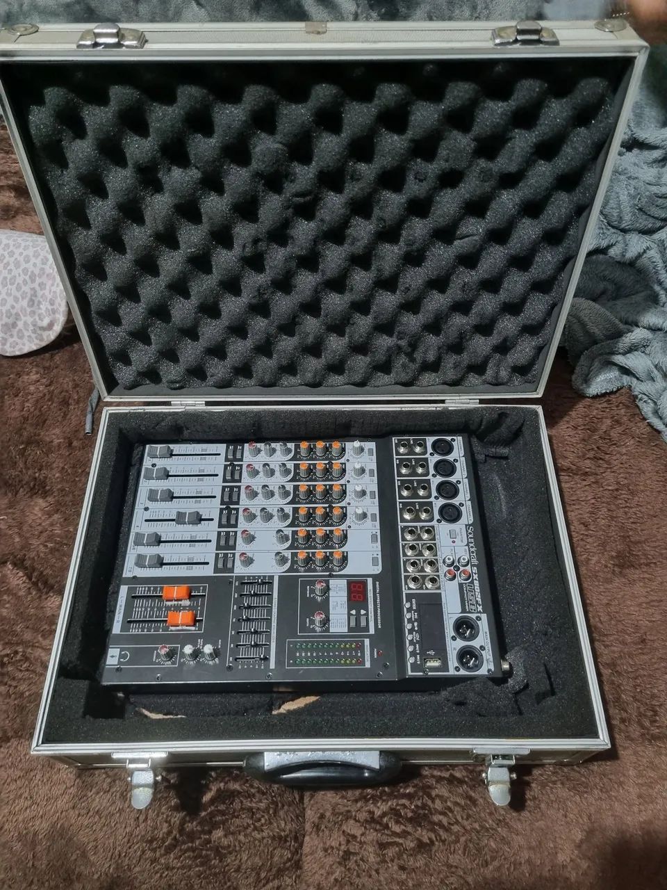 Mesa de Som Soundcraft SX202FX - Perfeita para suas mixagens!