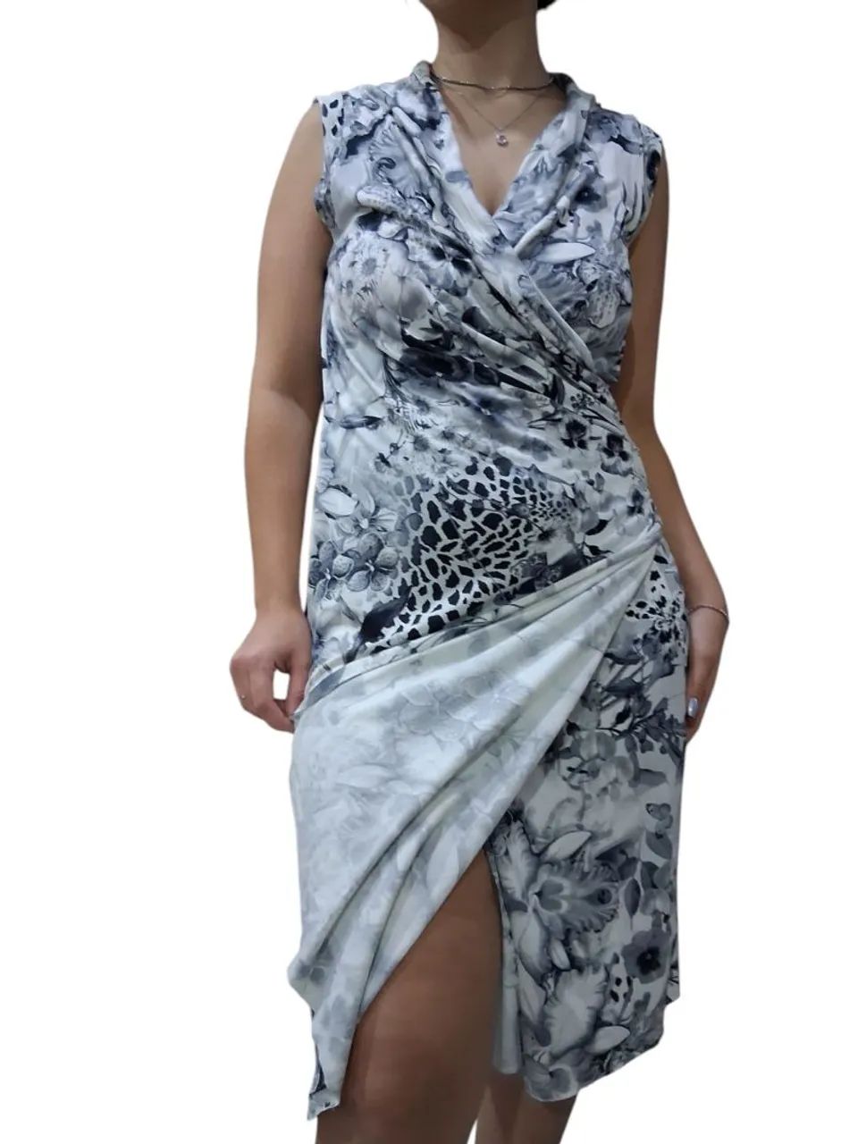 Vestido floral branco e cinza - Foto 2