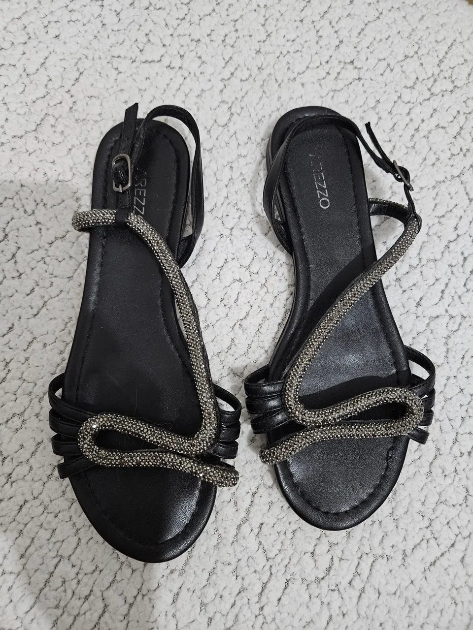 Sandália Arezzo Preta com Detalhes