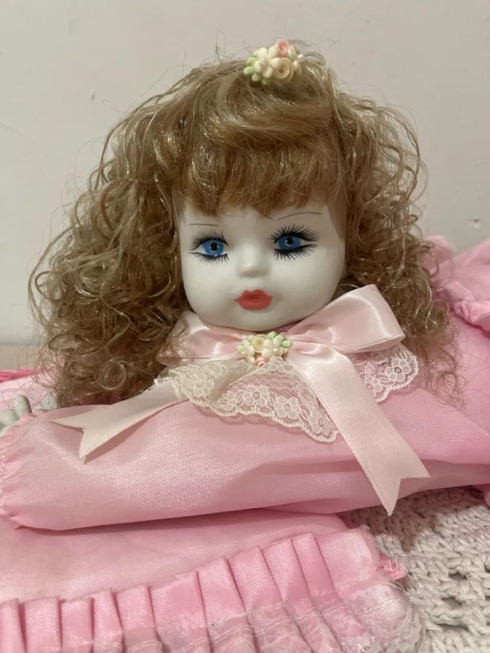 Boneca de porcelana deitada 45cm.