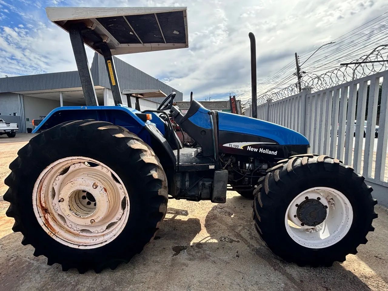 Trator New Holland TL100 2002- Potência e Eficiência - Tratores e ...
