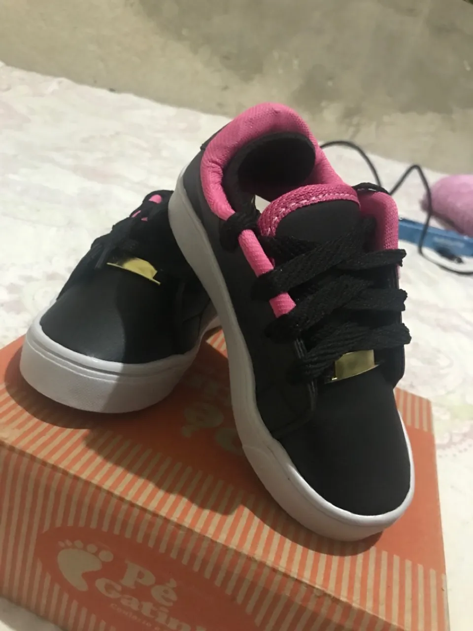 Tênis Infantil Preto com Detalhes Rosa - Conforto e Estilo