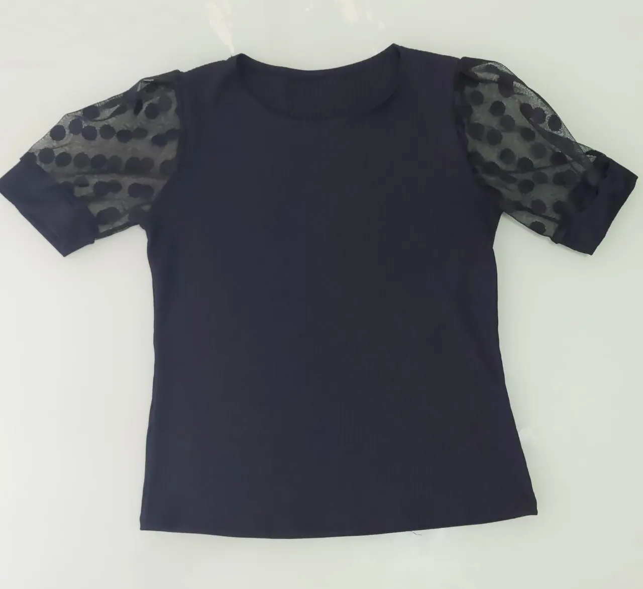 Blusa feminina com manga de poá