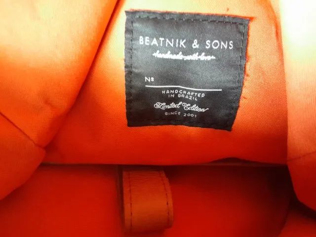 Mochila, em couro natural e lona de algodão, da marca Beatnik & Sons.  - Foto 4