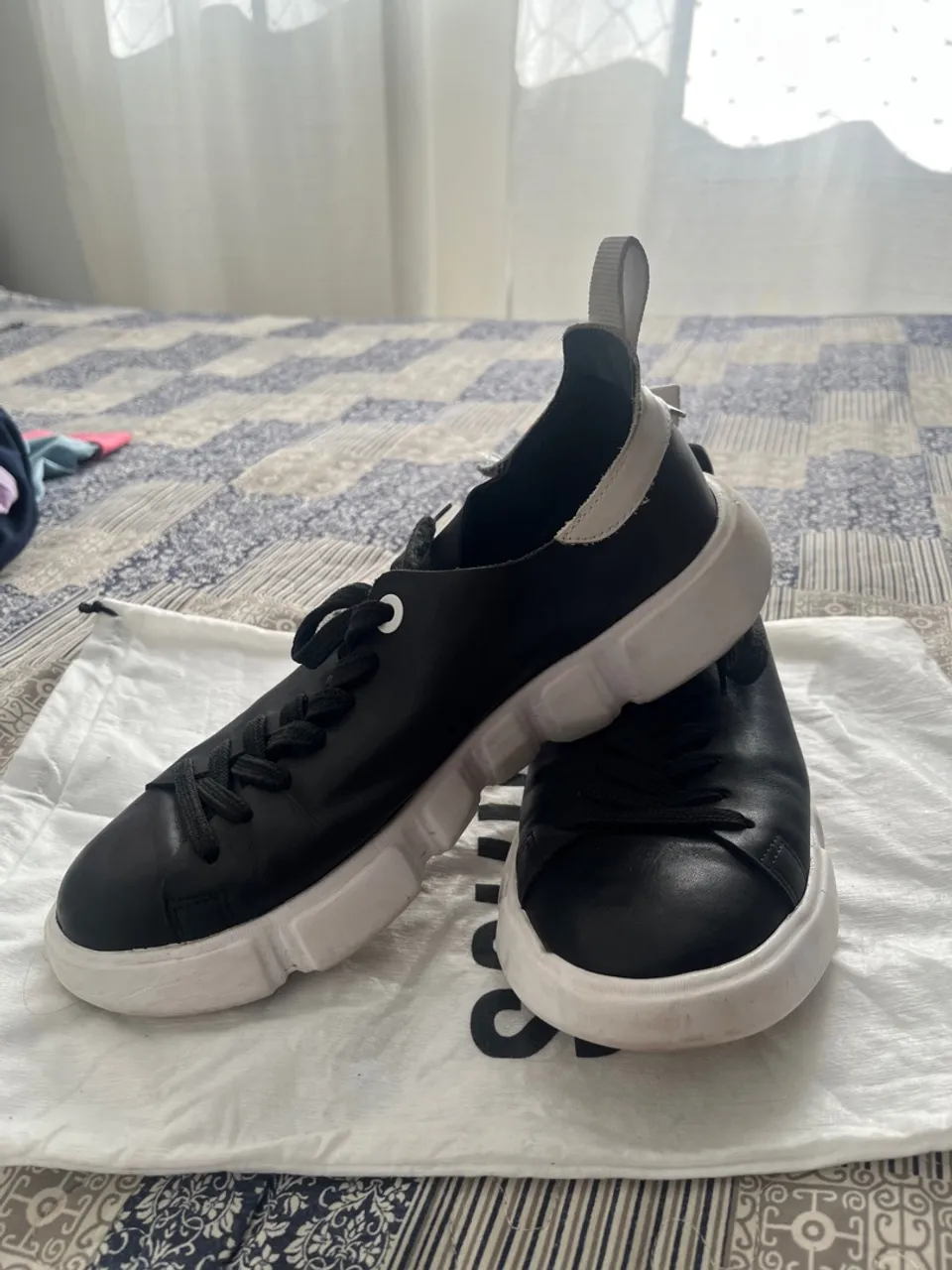 Tênis preto com solado branco