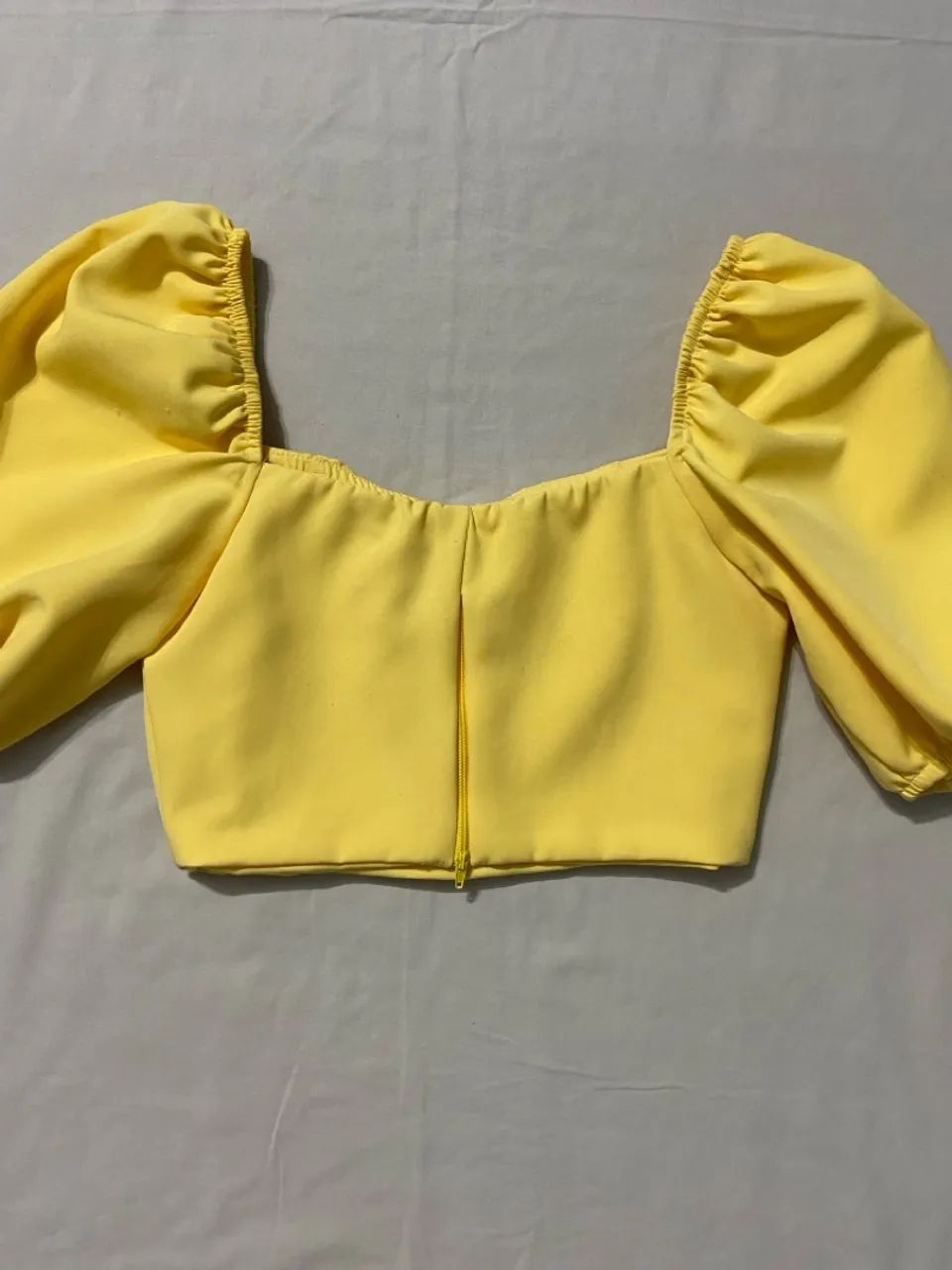 Blusa feminina alfaiataria amarela (Amisi) com mangas bufantes - Foto 3