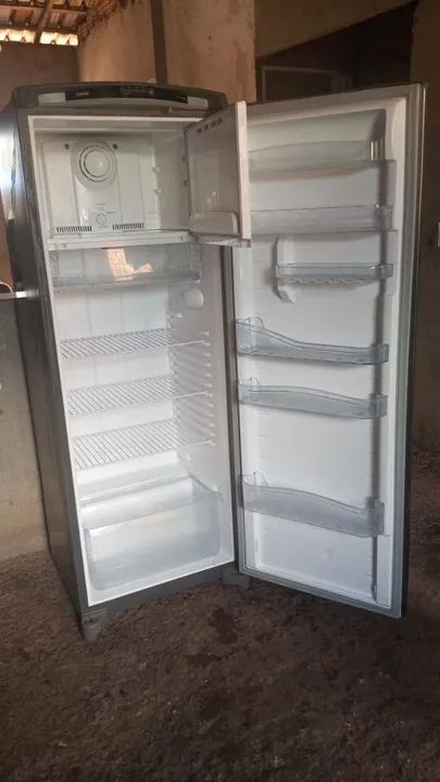 Vendo uma geladeira frost free 342 litros seme nova chama no WhatsApp * - Foto 2