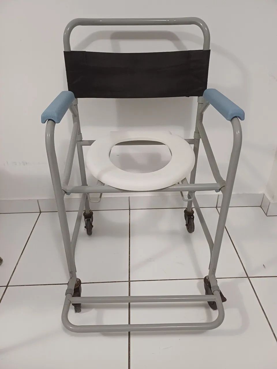 Cadeira de Banho com Rodas para Idosos e Deficientes