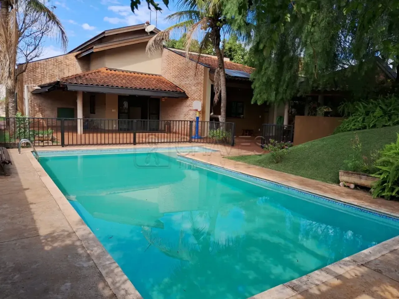 Sobrado em condomínio de 4 suítes para alugar no condomínio Royal Park, 380 m², Zona Sul,