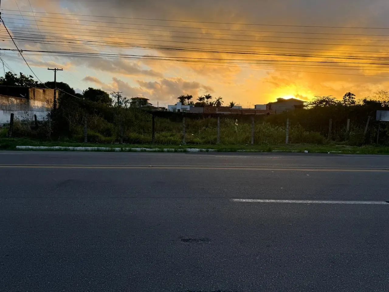 Terreno de esquina, nascente, na Principal da Santa Amélia ótimo para galpão