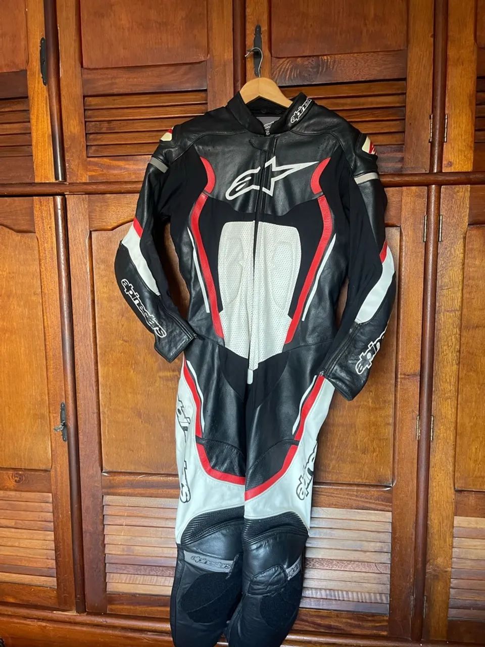 Macacão de Couro Alpinestars Tamanho 52 + luvas Alpinestar 