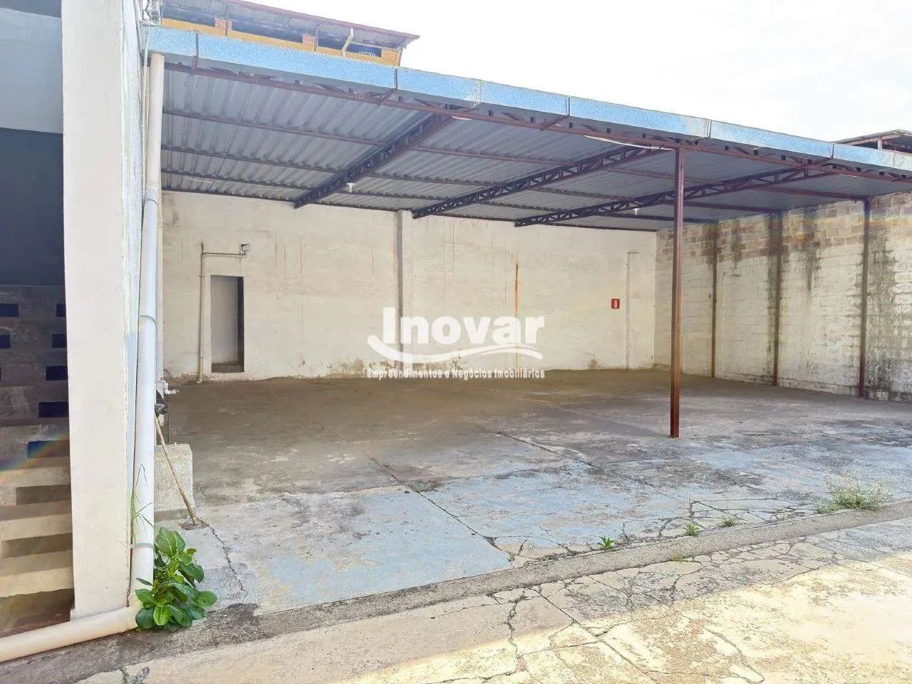 Galpão com loja com aproximadamente 340m2 total, escritório, estacionamento coberto, proxi