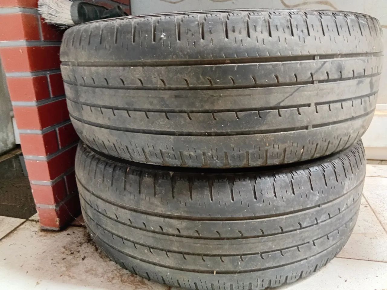 Vende-se pneus meia vida aro 225/55/18usado em boas condições interessados ( * - Foto 2