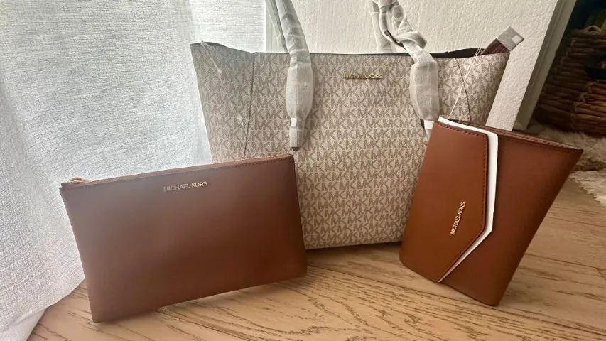 Bolsa Michael Kors Charlotte 3 em 1 - Original | Branca | Logo Dourado - Foto 6