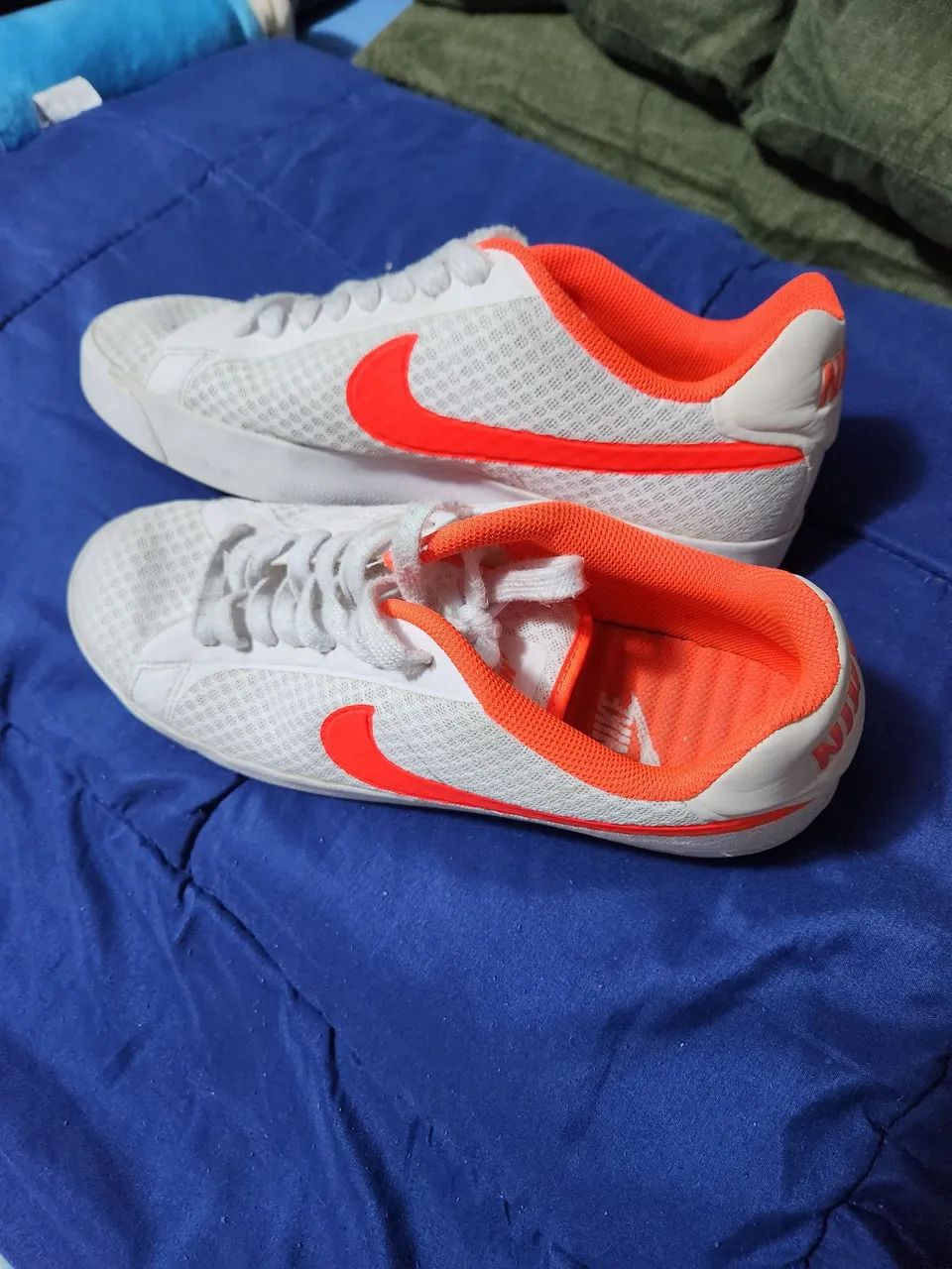 Tênis Nike Branco com Detalhes Laranja