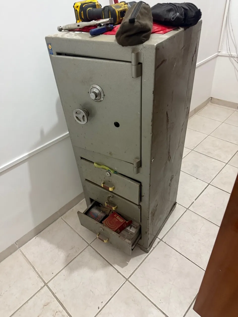 Cofre Antigo com Gavetas - Ideal para Segurança