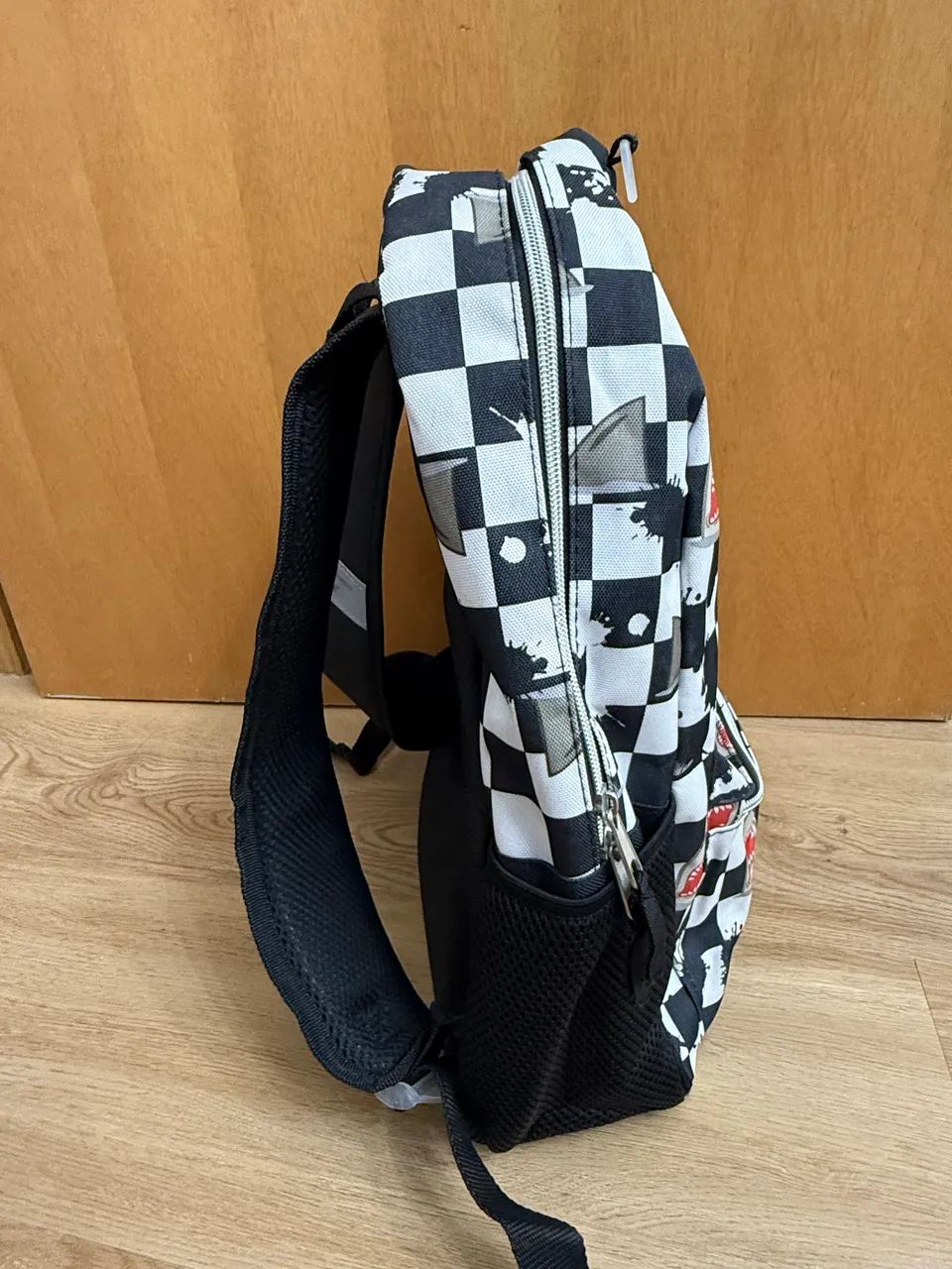 mochila com estampa de tubarões e xadrez - Foto 3