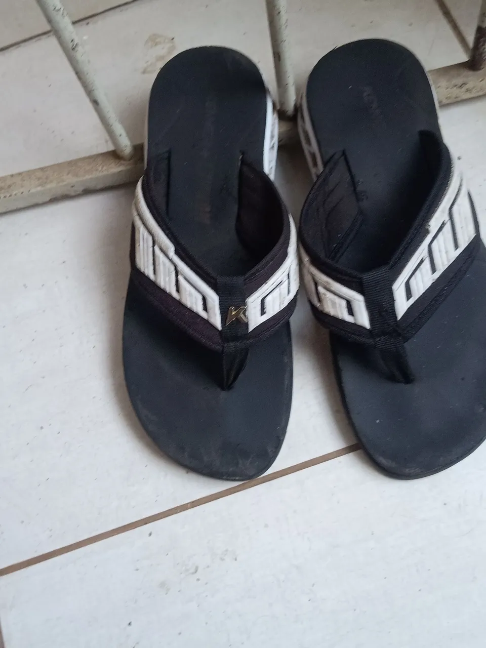 Kenner Preto com Detalhes Brancos