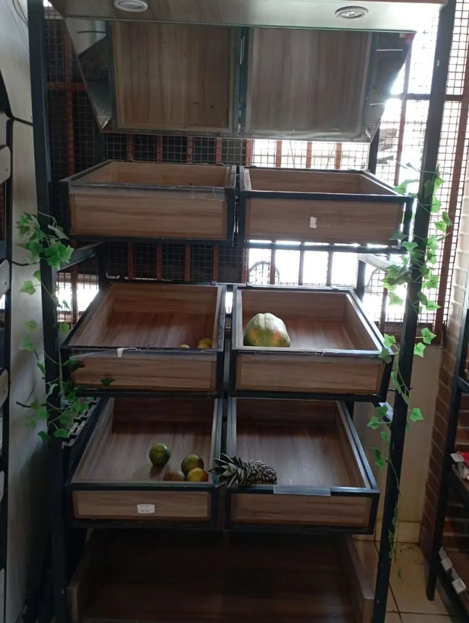 Vende-se Expositor Hortifruti em Madeira 