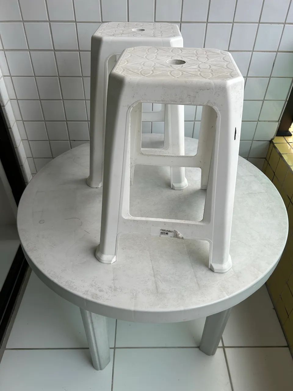 Mesa de plástico e dois bancos de plástico 