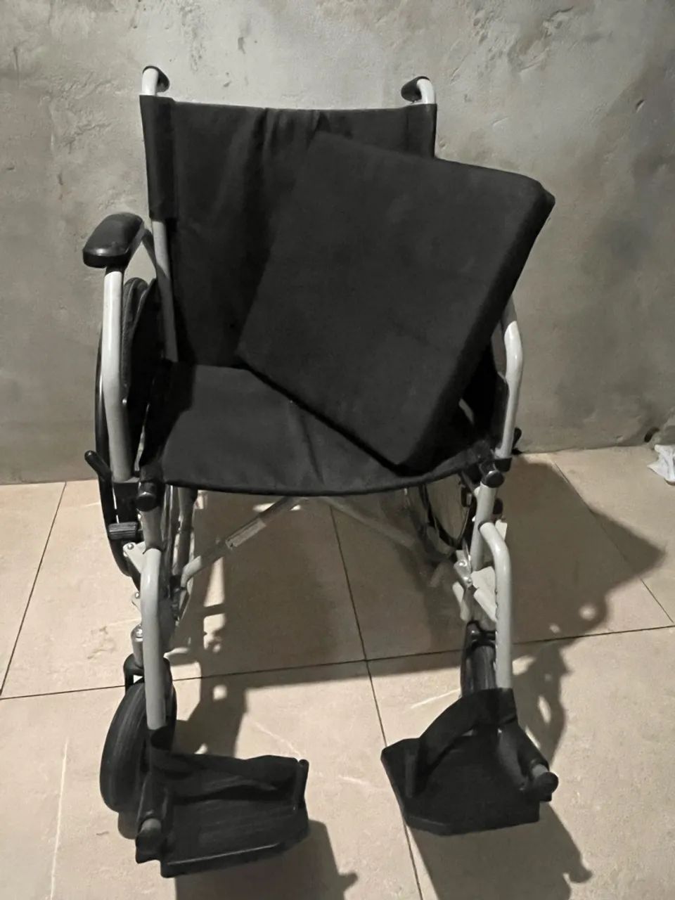 Cadeira Rodas e  Cadeira de Banho  - Foto 3