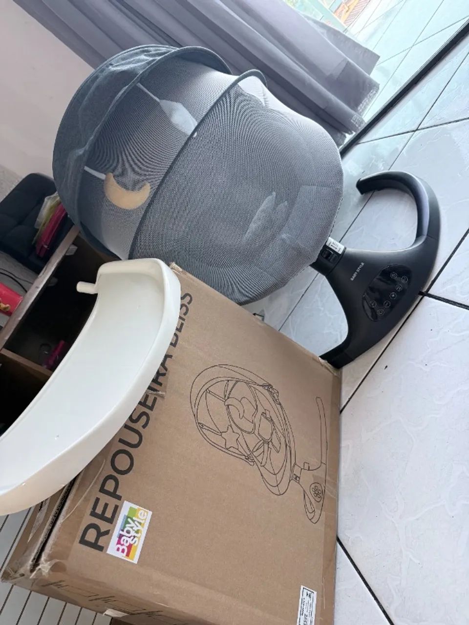 vendo cadeira de balanco automatica c/ controle e mesinha semi nova