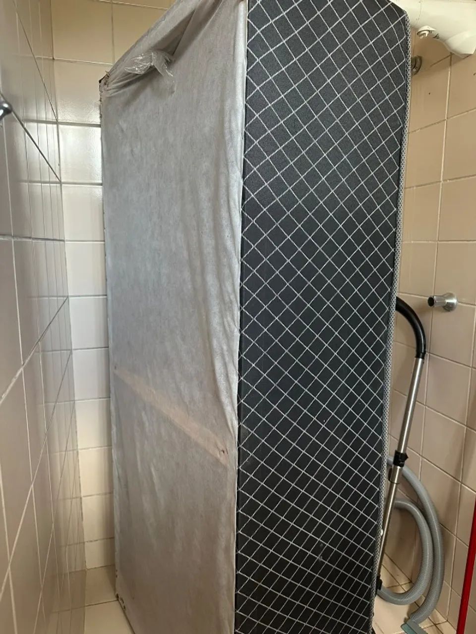 Vendo colchão cama solteiro quase nova 