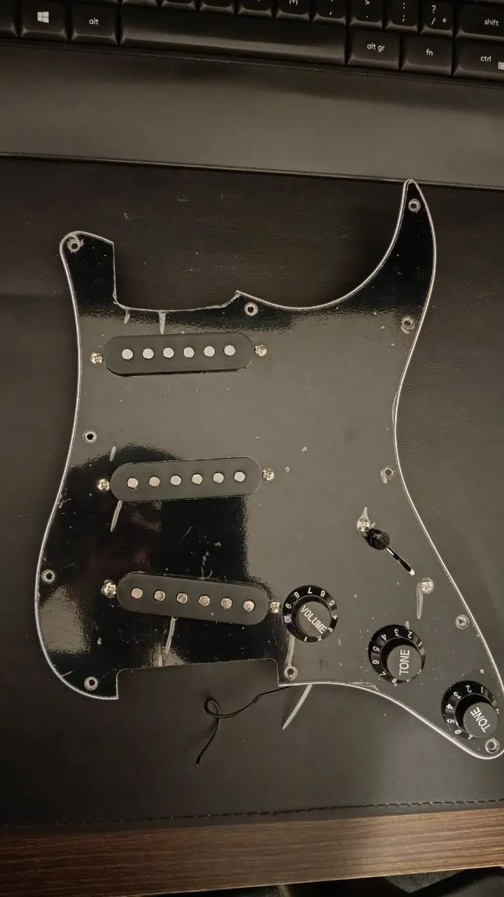 escudo stratocaster sss
