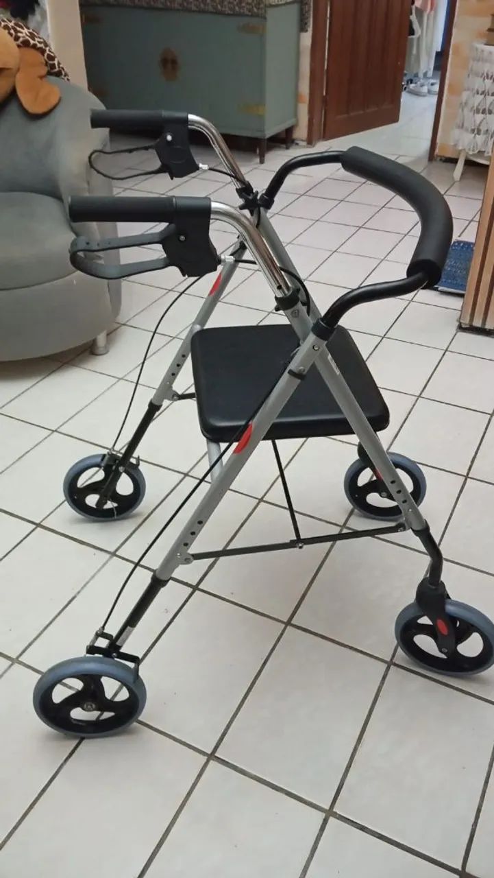 Vendo andador de 4 rodas com freio  - Foto 2